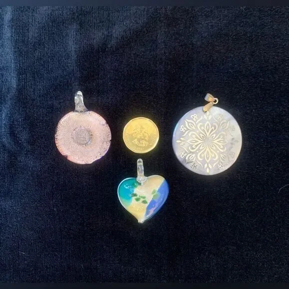3 Pendants - Picture 2 of 5